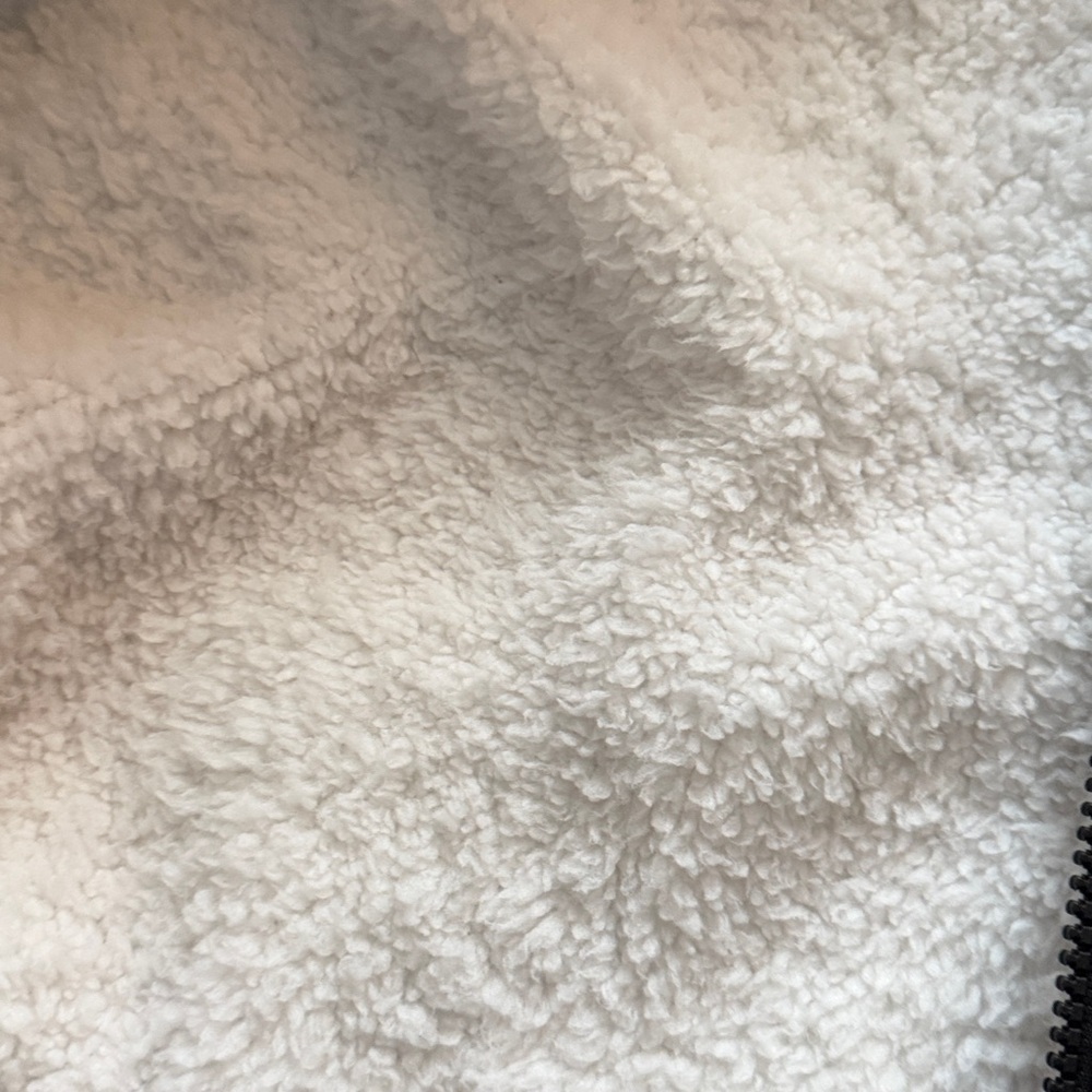 No boundaries reversible vest black with beige fur inside xs - Picture 7 of 8